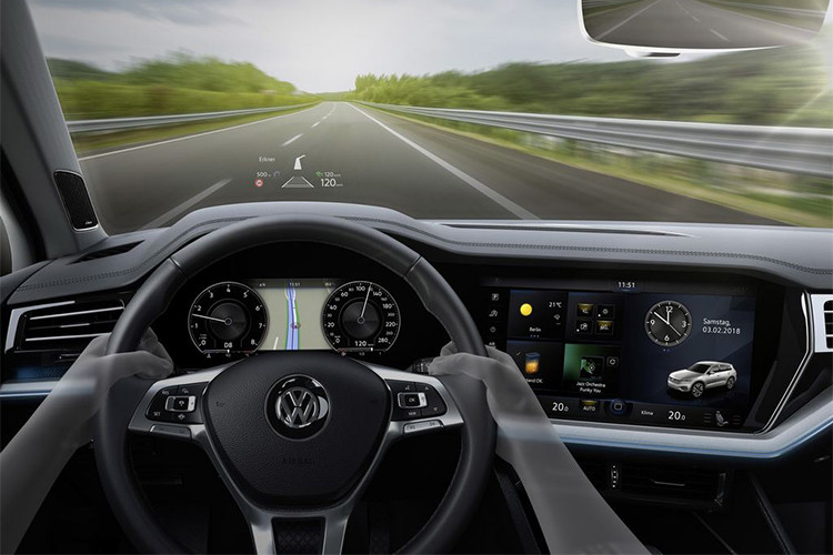 So với chiếc Touareg tiền nhiệm, mẫu xe mới thế hệ thứ 3 này sở hữu bên trong rộng và dài hơn, giúp khoang nội thất rộng rãi tiện nghi hơn. Khoang hành lý cũng được tăng đáng kể từ 697 lít lên mức mới 810 lít. Xe có cả động cơ xăng, dầu và plug-in hybrid, đi kèm hộp số tự động 8 cấp. 