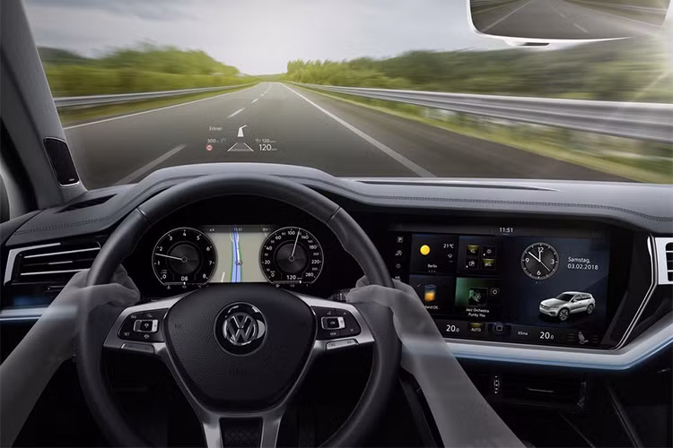 So với chiếc Touareg tiền nhiệm, mẫu xe mới thế hệ thứ 3 này sở hữu bên trong rộng và dài hơn, giúp khoang nội thất rộng rãi tiện nghi hơn. Khoang hành lý cũng được tăng đáng kể từ 697 lít lên mức mới 810 lít. Xe có cả động cơ xăng, dầu và plug-in hybrid, đi kèm hộp số tự động 8 cấp. 