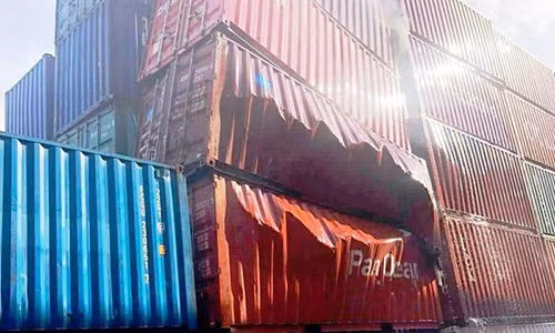 Thung container chua nguyen lieu nhap tu Trung Quoc phat no trong cang Cat Lai