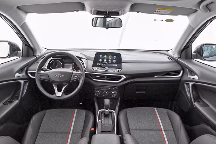 Về kích thước, Chevrolet Tracker 2019 sở hữu chiều dài 4.270 mm, rộng 1.791 mm, cao 1.602 - 1.618 - 1.627 mm (tùy phiên bản) và chiều dài cơ sở 2.570 mm. So với thế hệ cũ, mẫu SUV cỡ B này đã được tăng đáng kể về kích thước. Bên trong Chevrolet Tracker mới là mặt táp-lô và cụm điều khiển trung tâm được thiết kế hướng về phía người lái.