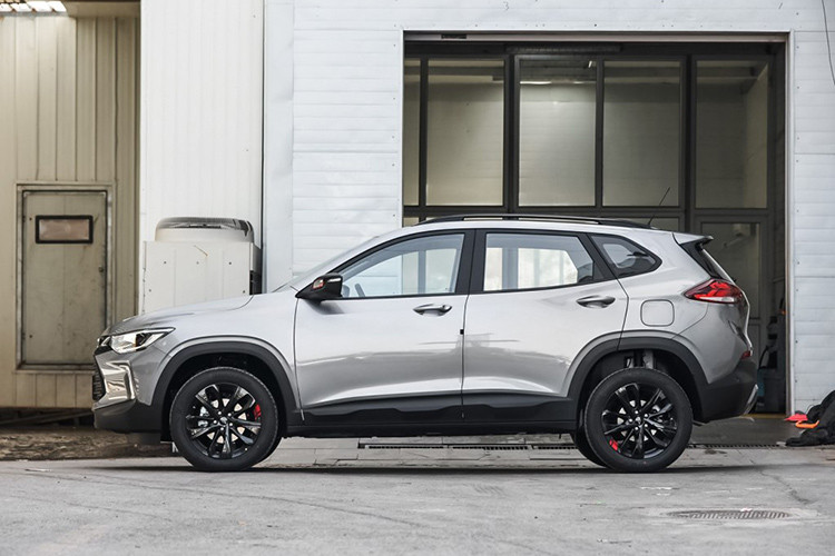 Chevrolet Tracker 2019 sở hữu thiết kế trẻ trung và phong cách hơn hẳn thế hệ cũ. Có được điều đó là nhờ ngôn ngữ thiết kế mới của thương hiệu Chevrolet. Đầu tiên là thiết kế đầu xe với lưới tản nhiệt chia thành 2 tầng, nối liền cùng cụm đèn pha mới. Hai bên góc cản trước xuất hiện khe gió hình chữ L ngược khá ấn tượng.