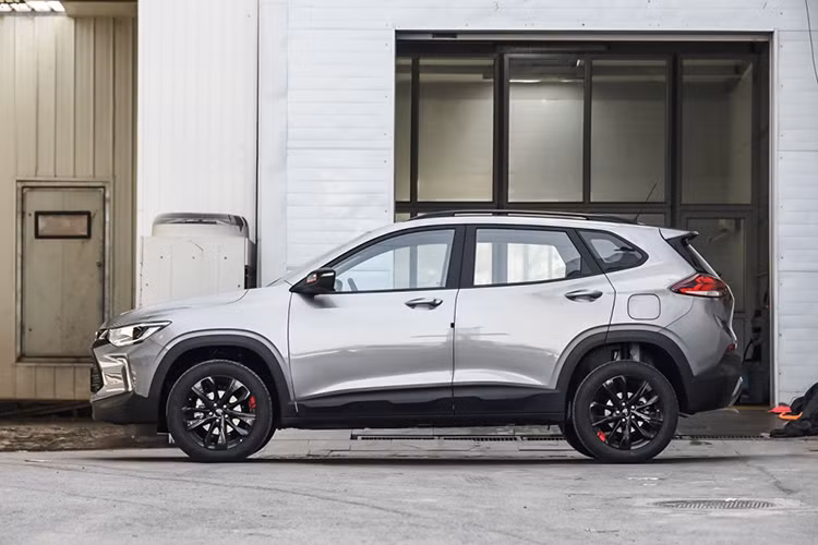 Chevrolet Tracker 2019 sở hữu thiết kế trẻ trung và phong cách hơn hẳn thế hệ cũ. Có được điều đó là nhờ ngôn ngữ thiết kế mới của thương hiệu Chevrolet. Đầu tiên là thiết kế đầu xe với lưới tản nhiệt chia thành 2 tầng, nối liền cùng cụm đèn pha mới. Hai bên góc cản trước xuất hiện khe gió hình chữ L ngược khá ấn tượng.