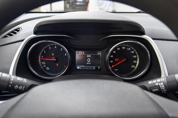 Những trang bị đáng chú ý của Chevrolet Tracker tại Trung Quốc bao gồm hệ thống kết nối thông minh MyLink+, mở cửa không cần chìa khóa, nút bấm khởi động máy, ghế chỉnh điện, điều hòa tự động, hệ thống kiểm soát hành trình, gương chiếu hậu chống chói, cần gạt mưa tự động và sấy gương ngoại thất.