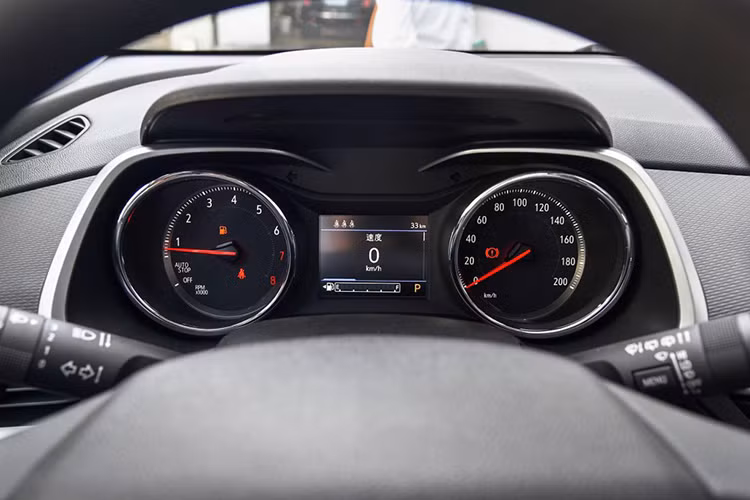 Những trang bị đáng chú ý của Chevrolet Tracker tại Trung Quốc bao gồm hệ thống kết nối thông minh MyLink+, mở cửa không cần chìa khóa, nút bấm khởi động máy, ghế chỉnh điện, điều hòa tự động, hệ thống kiểm soát hành trình, gương chiếu hậu chống chói, cần gạt mưa tự động và sấy gương ngoại thất.