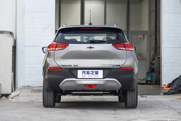 Tương tự đầu xe, phần sườn của Chevrolet Tracker 2019 cũng có thiết kế thú vị với nhiều đường dập gân khác nhau, mang đến vẻ "cơ bắp" cho mẫu SUV cỡ B này. Ở phiên bản Redline cao cấp, Chevrolet Tracker 2019 sẽ dùng bộ vành hợp kim 5 chấu kép màu đen bóng với điểm nhấn màu đỏ.