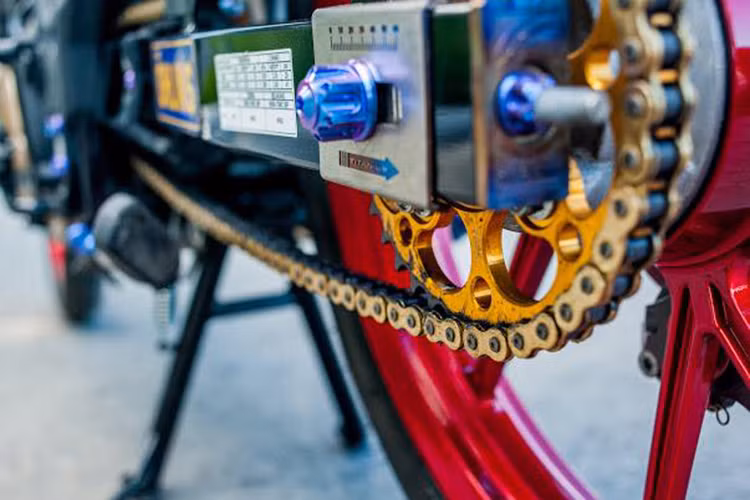 Tương tự như bánh lái trước, phía bánh sau vẫn sử dụng mâm CNC màu đỏ cùng cặp lốp Michelin Sporty. Ngoài ra còn có sự kết hợp của đĩa Brembo, ốc kiểng cùng heo Brembo Billet quay ngược đầy ấn tượng .