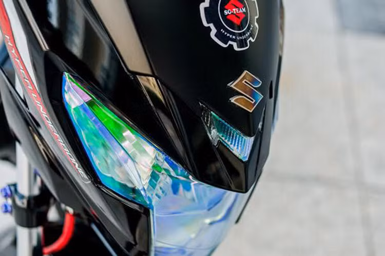 Khoác cho mình bộ cánh với 2 màu đen, đỏ đầy mạnh mẽ &amp; nổi bật cùng dàn tem đấu, ngoài ra phần yên xe đã được chủ nhân gọt lại với kiểu dáng góc cạnh hài hòa đầy thẩm mỹ. Chóa đèn của xe cũng đã được dán Decal titanium cực đẹp giúp ánh sáng thay đổi mạnh hơn so với nguyên bản.