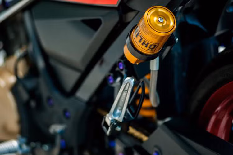 Ở phía sau xe, chủ nhân cũng đã thay bộ phuộc monoshock nguyên bản của Satria F150 bằng phuộc của hãng Ohlins nổi tiếng. Hệ thống phanh sau cũng đã được nâng cấp với tổng phanh Brembo và bình dầu Rizoma.