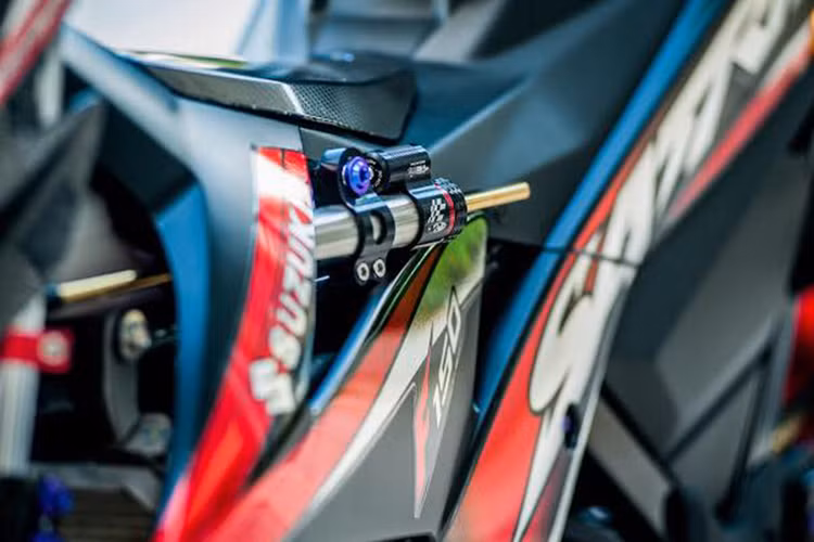 Phần đầu xe còn được lắp thêm cây trợ lực sườn Matris giúp người sử dụng giữ vững tay lái khi chạy xe ở ngưỡng tốc độ cao trên mọi cung đường, ngoài ra nó cũng làm tăng thêm tính thẩm mỹ cho xe.