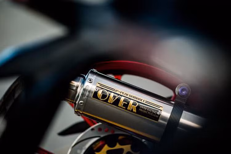 Cây pô đến từ thương hiệu Over Racing hàng hiệu giúp "phô diễn" âm thanh trầm đặc trưng của khối động cơ DOHC 150 cc trên Satria F150. 