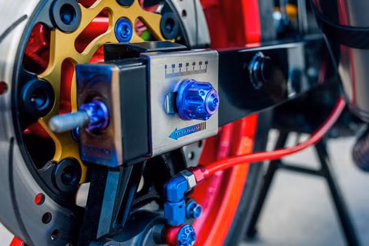 Đĩa tải nhôm CNC ánh vàng cùng sợi sên đầy nổi bật và bộ pas tăng sên nhôm Titan cũng được người chơi đầu tư cho dàn chân sau của xe. 