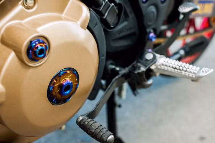 Về "nội công", khối động cơ 1 xi-lanh DOHC 150cc đã được cải tiến để có thể đạt công suất lên tới 18 mã lực và mô-men xoắn 13,8 Nm của Satria Fi được giữ nguyên kết cấu bên trong, chỉ nâng cao độ bền bỉ khi hoạt động nhờ lọc gió K&amp;N, ống giải nhiệt Samco và cổ pô titan.