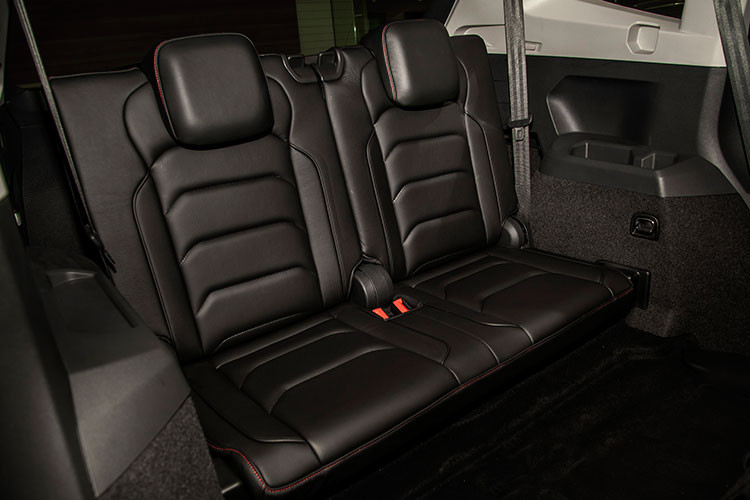 Những gia đình Việt hiện nay thường trông đợi nhiều hơn vào một chiếc xe 7 chỗ, đó là khoảng không gian để hành lý, chỗ ngồi rộng rãi an toàn cho trẻ em, hay những bữa tiệc với những người bạn. Thiết kế mới của Tiguan Allpace đã thực hiện được điều đó, với sự sắp xếp ghế linh hoạt không chỉ chở 7 người mà còn hơn thế nữa.