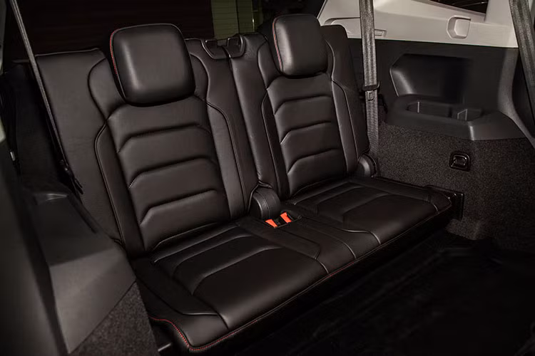 Những gia đình Việt hiện nay thường trông đợi nhiều hơn vào một chiếc xe 7 chỗ, đó là khoảng không gian để hành lý, chỗ ngồi rộng rãi an toàn cho trẻ em, hay những bữa tiệc với những người bạn. Thiết kế mới của Tiguan Allpace đã thực hiện được điều đó, với sự sắp xếp ghế linh hoạt không chỉ chở 7 người mà còn hơn thế nữa.