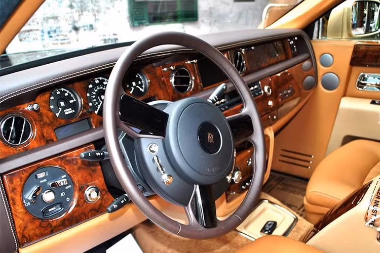 Thông tin từ cơ quan đăng kiểm, xe Rolls Royce Phantom mang biển kiểm soát 14A-388.88 được sản xuất tại Anh năm 2011, đăng ký lần đầu tại Việt Nam ngày 7/11/2011 và đăng kiểm lần cuối ngày 24/6/2019, xe sẽ hết hạn kiểm định vào ngày 23/6/2020. Trước khi mang biển Quảng Ninh 14A - 388.88, chiếc xe này đã từng mang các biển số 43A - 034.56 và 51G - 066.66.