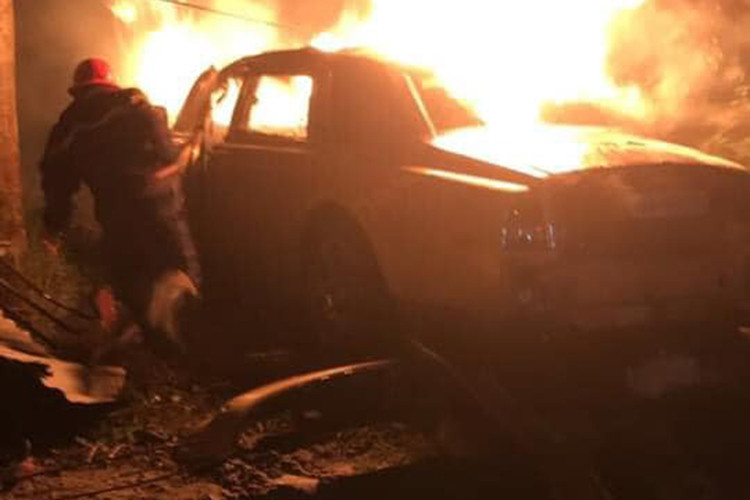 Mới đây, trên mạng xã hội bất ngờ chia sẻ đoạn clip và những hình ảnh của một chiếc xe siêu sang Rolls-Royce Phantom mạ vàng mang biển số 14 bị cháy rụi trên đường phố. Mặc dù đỗi cứu hộ đã có mặt kịp thời nhưng chiếc xe siêu sang Anh quốc này vẫn bị thiệt hại khá nặng nề.