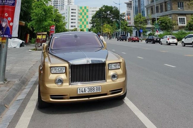 Rất có thể đây là chiếc xe siêu sang Rolls-Royce Phantom mang màu sơn vàng cát cực độc cùng đỏ mận tại Việt Nam từng được chào bán tại TP HCM vào đầu năm 2018. Sau đó nó về "làm dâu" Quảng Ninh và sở hữu "biển khủng". Mực dù thuộc thế hệ cũ, tuy nhiên, so với hơn 100 chiếc Phantom khác đang lăn bánh tại Việt Nam thì mẫu xe siêu sang này lại có bộ áo độc đáo nhất "không đụng hàng".