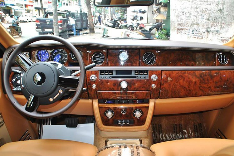 Nội thất của chiếc xe siêu sang Rolls-Royce Phantom đời cũ này được chủ nhân mới đổi ra biển số "tứ quý" 8 của tỉnh Quảng Ninh cũng được trang bị nhiều tuỳ chọn đắt giá khác như gỗ óc chó, da cao cấp kèm thảm để chân lông cừu. Bốn ghế ngồi đều có chức năng sưởi.