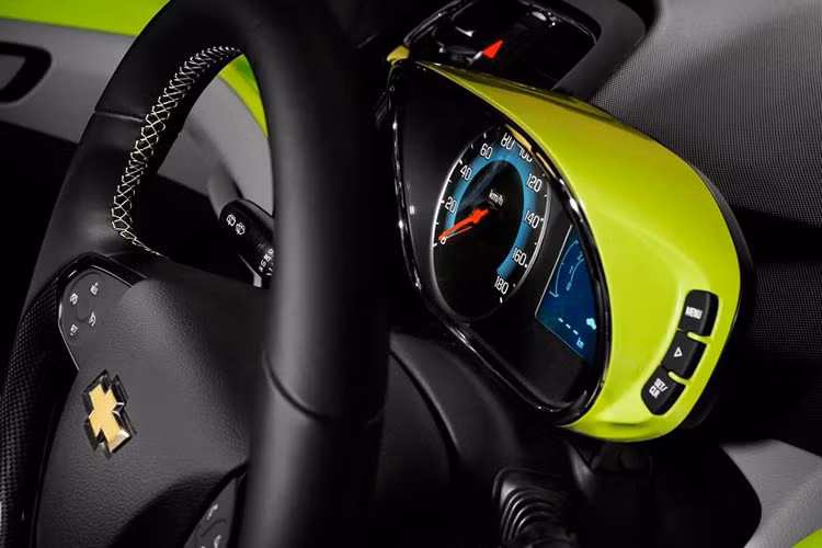  Xe được trang bị vô lăng 3 chấu tích hợp phím điều khiển chức năng, màn hình lcd cỡ trung nằm chính giữa bảng táp lô hiển thị tích hợp hệ thống thông tin giải trí MyLink thế hệ mới, đa phương tiện… 