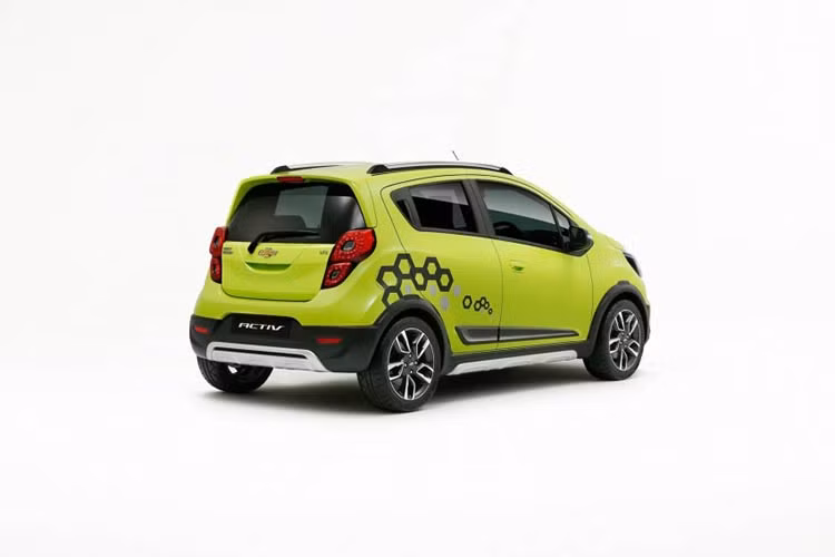 Đuôi xe cũng được tinh chỉnh cho bắt mắt và trẻ trung hơn, cản sau màu bạc, phần nóc xe trang bị ray, ốp hông… ngoài ra Chevrolet Beat Activ cũng sử dụng màu sơn xanh đầy bắt mắt dành cho giới trẻ.