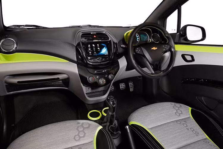  Bên trong nội thất, so với vẻ nhỏ gọn bên ngoài, không gian bên trong khá thoải mái với thiết kế mang đậm phong cách của giới trẻ. 