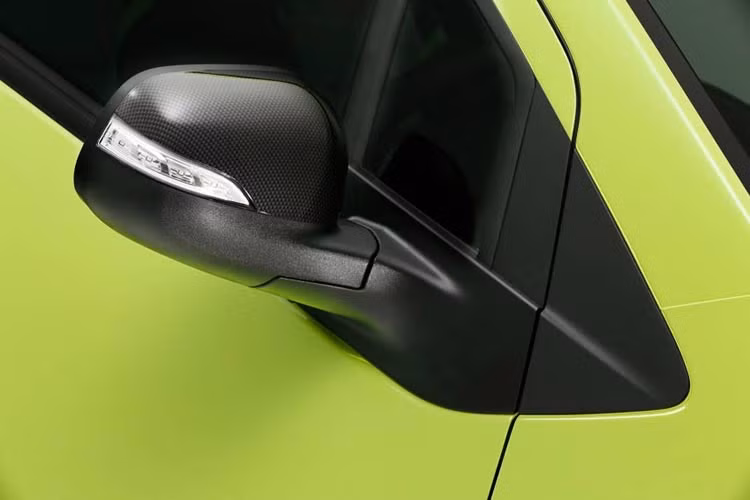 Mẫu xe mới này sở hữu thêm ốp gầm bảo vệ máy, nẹp nhựa trên cản va và giá chằng đồ trên nóc xe. Gương chiếu hậu tích hợp thêm đèn báo.