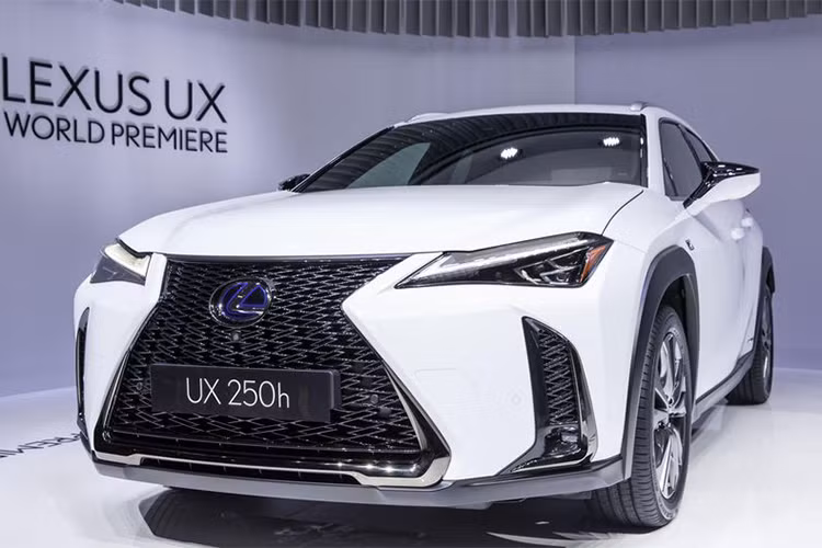 Lexus UX 2019 mới sẽ bắt đầu đi vào sản xuất cuối năm nay và thị trường đầu tiên nó đặt chân đến sẽ là Mỹ. Giá bán của xe hiện chưa được công bố, nhưng tùy theo thị trường và tời điểm sẽ có các mức khác nhau.