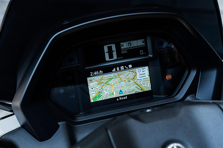 Ngoài ra, người sử dụng Yamaha NMax 125 Tech MAX 2025 cũng có thể đọc email, tin nhắn, trả lời cuộc gọi và điều khiển phát nhạc khi kết nối thông minh với smartphone.