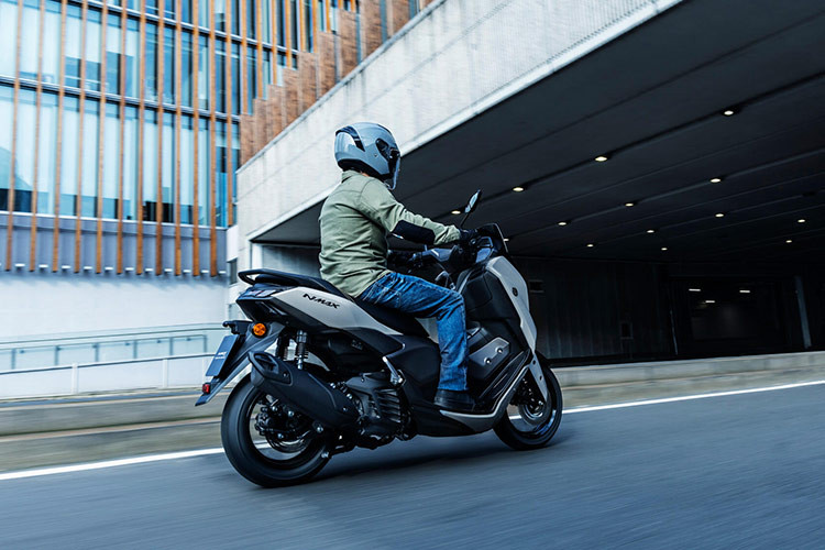 Các trang bị hiện đại khác trên Yamaha NMax 125 Tech MAX bao gồm giảm xóc trước ống lồng, phía sau là giảm xóc lò xo đôi. Xe cũng được tích hợp phanh đĩa trước sau đảm bảo khả năng vận hành an toàn cho người sử dụng.