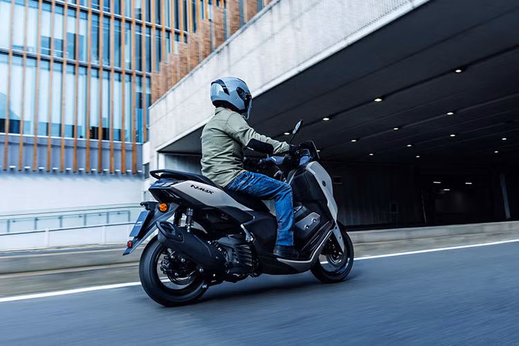 Các trang bị hiện đại khác trên Yamaha NMax 125 Tech MAX bao gồm giảm xóc trước ống lồng, phía sau là giảm xóc lò xo đôi. Xe cũng được tích hợp phanh đĩa trước sau đảm bảo khả năng vận hành an toàn cho người sử dụng.