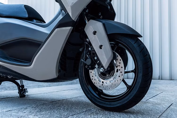 Yamaha NMax 125 Tech MAX 2025 còn được nâng cấp về mặt thiết kế với việc sử dụng những đường nét thể thao mạnh mẽ hơn. Cụm đèn pha kép sử dụng công nghệ LED cao cấp, và bổ sung cả đèn báo khẩn cấp giúp đem tới thuận tiện hơn cho người sử dụng trong vận hành.