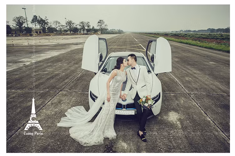 Hiện chưa rõ chiếc "siêu xe xanh" BMW i8 trong bộ ảnh cưới này có phải của chồng sắp cưới của Nga Tây hay không, tuy nhiên đây là mẫu xe thuộc dạng "hot" nhất vào năm 2015 và tính đến thời điểm hiện tại thì mẫu xe này phải có tới hàng chục chiếc trải dài từ Bắc vào Nam.