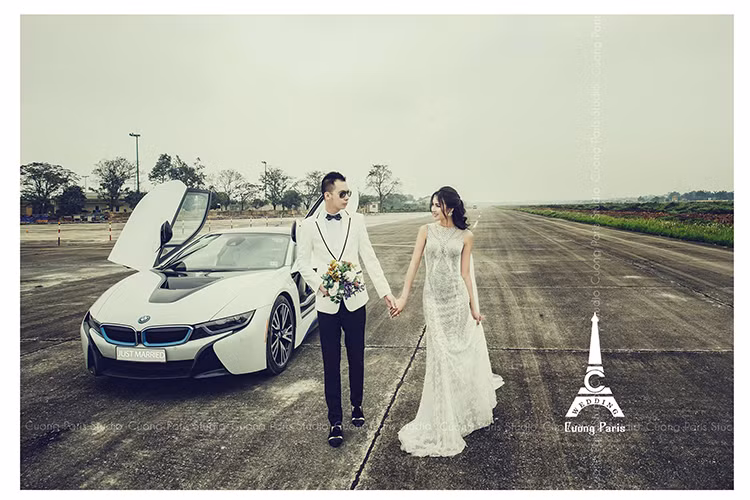 Siêu xe BMW i8 mang đậm dấu ấn của dòng xe i-Series với nắp ca-pô khắc chìm hình chữ “V" và thiết kế khí động học dạng “dòng chảy” 2 bên hông xe giúp cho luồng khí di chuyển dễ dàng. Kính chắn gió được thiết kế vuốt ngược về phía sau, trong khi phần mui và đuôi xe được làm lồi.