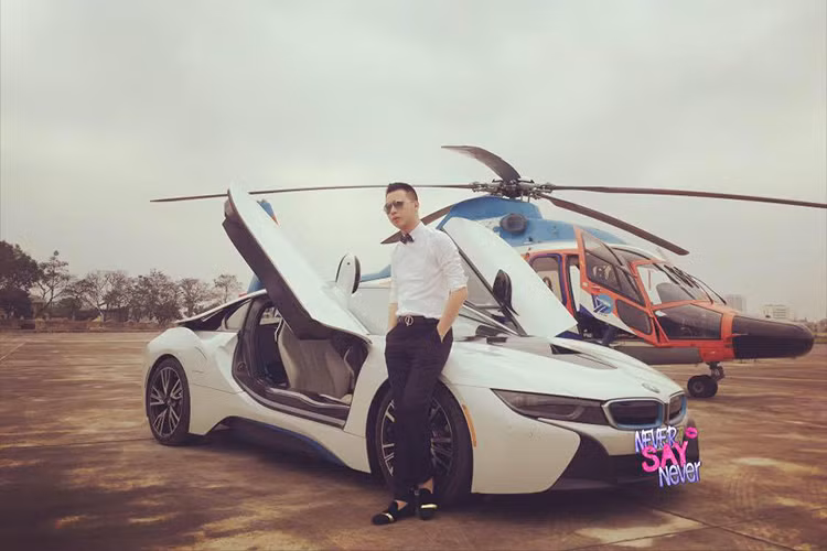 Thêm vào đó, hốc gió lớn được đặt ở giữa ca-pô giúp cho hệ thống làm mát hoạt động tốt hơn và góp phần tối ưu khí động lực học. Thiết kế này làm giảm đi vẻ bóng bẩy vốn có nhưng lại giúp chiếc xe trở nên mạnh mẽ hơn. BMW i8 được trang bị nhiều chi tiết như các hốc gió, hệ thống khuếch tán gió, cánh lướt gió phía sau...