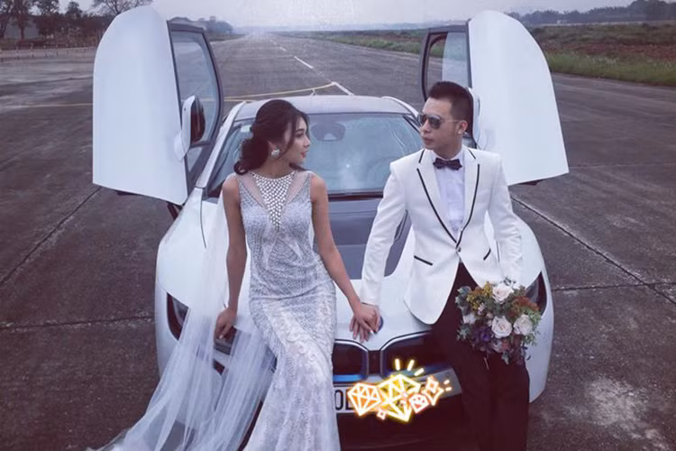 Không gian bên trong i8 tạo cảm giác khá hiện đại nhưng vẫn quen thuộc như những dòng xe phổ biến của hãng. Với những người từng lái BMW, không mất nhiều thời gian để làm quen với các phím chức năng. Vật liệu sử dụng bên trong được gia công tỉ mỉ và cao cấp, mang hơi hướng thời trang của tương lai.