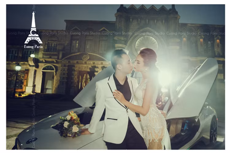 Trang bị tiêu chuẩn trên xe bao gồm hệ thống kiểm soát khí hậu, kiểm soát hành trình, radio vệ tinh, màn hình heads-up, Bluetooth và kết nối USB. Hệ thống theo dõi áp suất lốp, kiểm soát các van động cơ, ghế điều chỉnh điện và ghế trước có sưởi. Các cảm biến đỗ xe phía trước và sau hiển thị hình ảnh thông qua màn hình 8,8 inch.