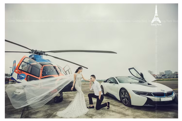 Nga Tây - cái tên nóng rực suốt mấy nay từ nhờ bộ ảnh hở bạo tai tiếng "Tuyệt tình cốc" mới đây úp mở chuyện chuẩn bị lên xe hoa bằng những hình ảnh cưới gần gũi, kín đáo bên chồng sắp cưới. Đạo cụ cho buổi chụp hình của cặp đôi này là một chiếc trực thăng cùng siêu xe BMW i8.