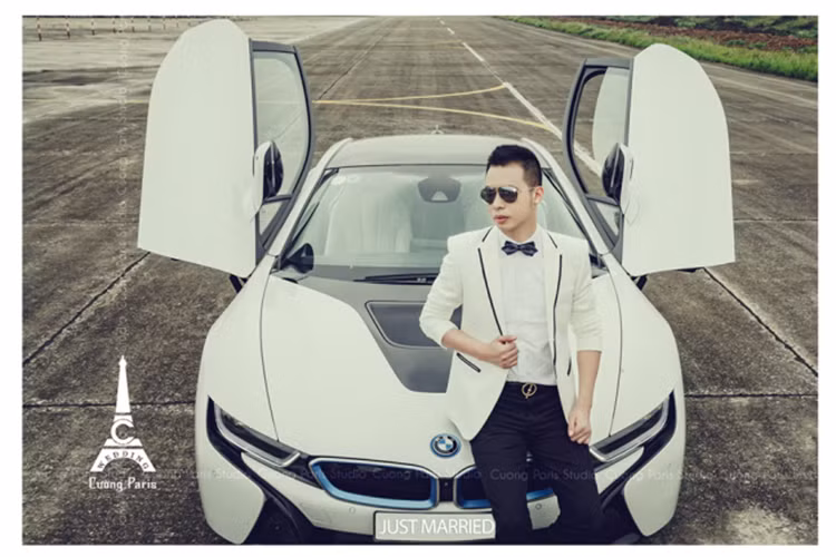 BMW i8 là một trong những siêu xe mới tạo nên phong trào chơi xe đối với đại gia Việt từ 2 năm trở lại đây. Hiện có khoảng hơn 20 chiếc lăn bánh tại Việt Nam. Sức hấp dẫn của i8 nằm ở nhiều yếu tố, trong đó là khả năng tiết kiệm nhiên liệu tương đương Toyota Prius nhưng vẫn thể thao, mạnh mẽ như Ferrari.