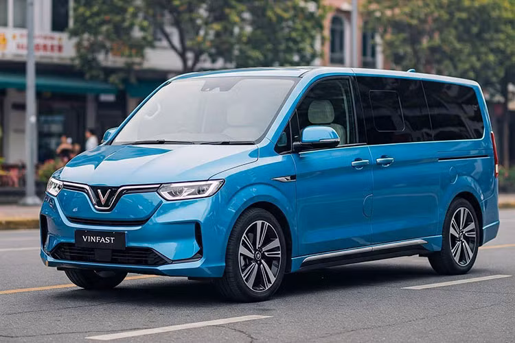 VinFast sap co oto tai, minibus 16 cho chay dien dau Ford Transit-Hinh-3