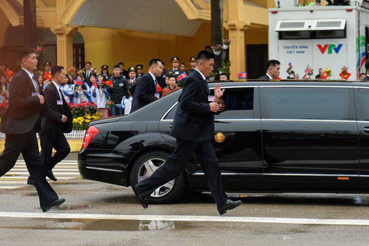 Mercedes-Benz S600 Pullman là mẫu xe được nhiều chính khách sử dụng. Đây là phiên bản kéo dài được bọc thép của của Mercedes-Benz S600. Theo công bố của nhà sản xuất, S600 Pullman Guard có chiều dài cơ sở lên tới 4.315 mm và chiều dài xe vào khoảng 6.356 mm. Chiều cao xe có thể được nâng lên thêm 40 mm nhờ hệ thống khí nén.