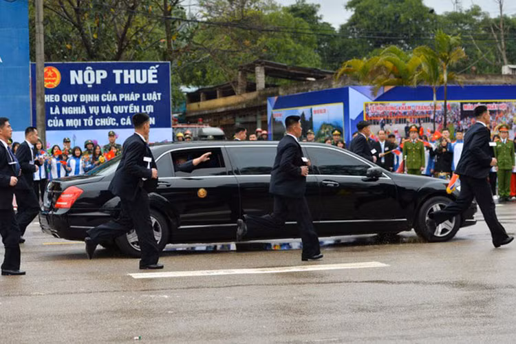 Theo thông số kỹ thuật của mẫu siêu xe sang chống đạn này thì cửa sổ xe cũng được Mercedes-Benz chế tạo riêng bằng loại kính chống đạn đặc biệt - khác hoàn toàn những mẫu xe thương mại khác. Ngoài ra cửa sổ của nó còn được phủ polycarbonate ở mặt trong để chống bị vỡ vụn ngay cả khi bị bắn bằng súng AK ở tầm gần.