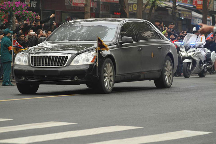 Trên thực tế ông Kim Jong Un sở hữu khá nhiều mẫu xe, chủ yếu là các mẫu xe từ các thương hiệu châu Âu. Trong đó, Mercedes-Benz là thương hiệu được ưa chuộng nhất. Đầu năm nay, ông này vừa xuất hiện bên một chiếc Mercedes-Maybach S600 limo phiên bản chống đạn phiên bản mới nhất và một chiếc Rolls Royce Phantom khá bắt mắt. 