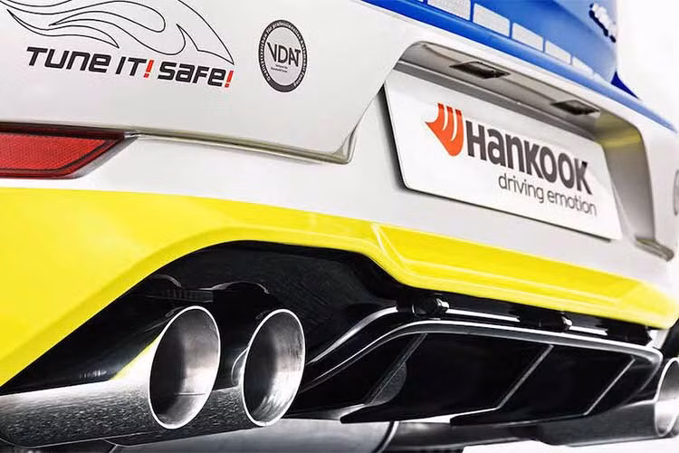 Tại Essen 2017, hãng độ Đức Oettinger đã chính thức ra mắt chiếc hatchback thể thao Volkswagen Golf R được độ lại thành siêu xe cảnh sát.