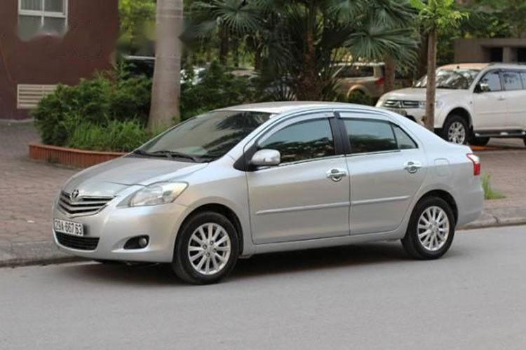 Nếu không ưng KIA Morning, Hyundai Grand i10, bạn có thể nhắm đến chiếc xe ở phân khúc cao hơn là Toyota Vios. Số tiền ít ỏi giúp bạn sở hữu Toyota Vios đời cũ 2010. Về cơ bản chiếc xe vẫn giữ được nét đẹp đặc trưng sau hơn 10 năm vận hành. Phong cách thiết kế trung tính giúp xe không bị lỗi thời.