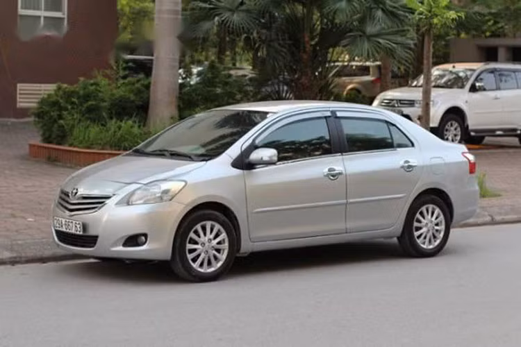 Nếu không ưng KIA Morning, Hyundai Grand i10, bạn có thể nhắm đến chiếc xe ở phân khúc cao hơn là Toyota Vios. Số tiền ít ỏi giúp bạn sở hữu Toyota Vios đời cũ 2010. Về cơ bản chiếc xe vẫn giữ được nét đẹp đặc trưng sau hơn 10 năm vận hành. Phong cách thiết kế trung tính giúp xe không bị lỗi thời.