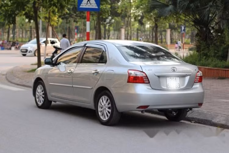 Mẫu xe sedan Toyota Vios có ưu điểm là bền bỉ, giữ giá, ít hỏng vặt, khung gầm, máy móc và hệ thống điều hòa ổn định, phụ tùng thay thế sẵn có, chi phí nuôi xe thấp. Ngược lại, người dùng phải chấp nhận một khoang lái có phần lạc hậu về công nghệ so với những xe sản xuất gần đây.