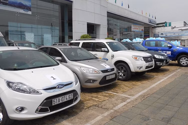 Thị trường xe ôtô năm 2023 được dự báo sẽ trầm lắng do tác động của tình trạng suy thoái kinh tế toàn cầu, lãi suất vay ngân hàng tăng cao. Áp lực về tài chính khiến một bộ phận không nhỏ người đang có nhu cầu chuyển hướng săn xe ôtô cũ 200 triệu giá rẻ bởi có nhiều lựa chọn, giá cả phù hợp với nguồn tài chính hạn hẹp.