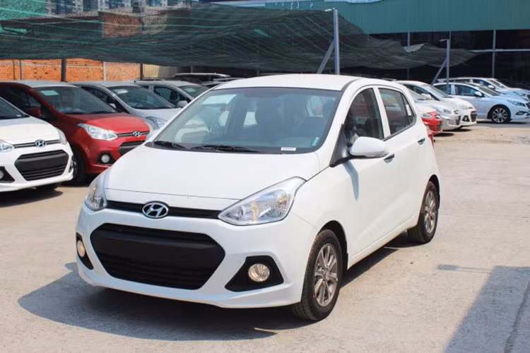 Hyundai Grand i10 2016 là một lựa chọn khác rất đáng lưu tâm trong phân khúc xe ôtô tầm giá 200 triệu. Ưu điểm của chiếc xe này là kiểu dáng không bị lỗi thời, ít hỏng vặt, sẵn phụ tùng thay thế, chi phí thấp. Bản số sàn thường là xe chạy dịch vụ. Bản số tự động sẽ có giá cao hơn.