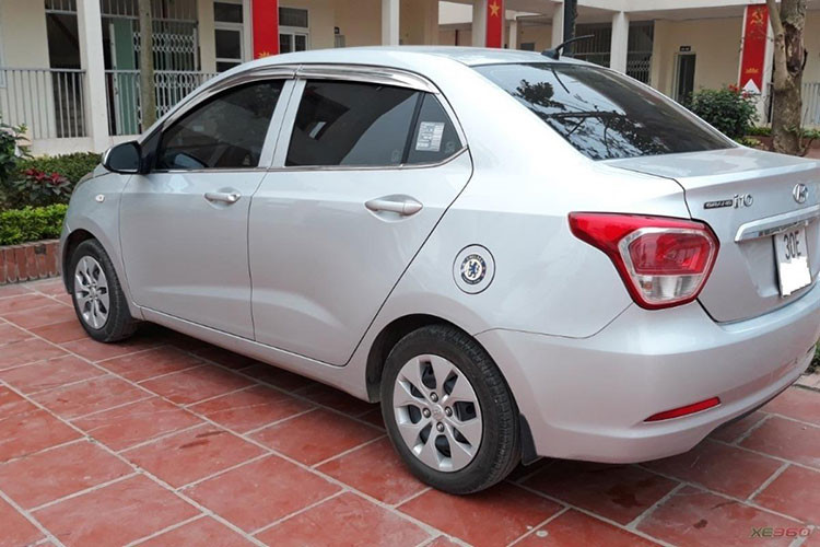 Ngược lại, người dùng phải chấp nhận một không gian nội thất chật chội. Tuy nhiên, nếu chỉ cần một phương tiện tránh mưa, tránh nắng thì đây là một lựa chọn tối ưu nhất hiện nay. Hyundai Grand i10 đời 2016 cỏ cả phiên bản sedan và hatchback.