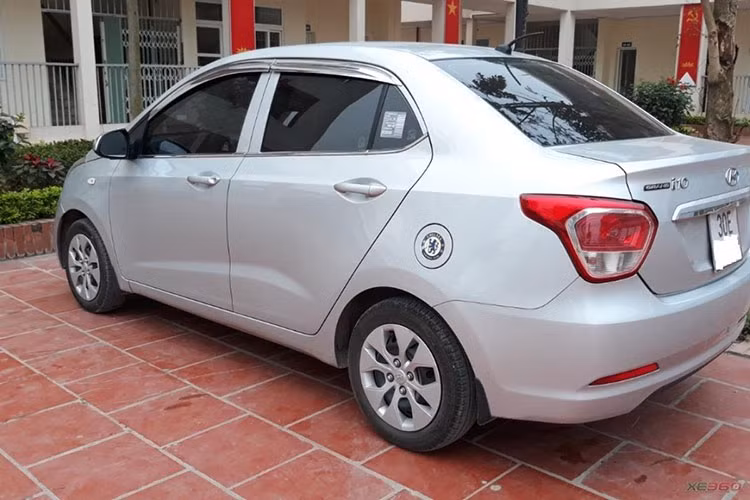 Ngược lại, người dùng phải chấp nhận một không gian nội thất chật chội. Tuy nhiên, nếu chỉ cần một phương tiện tránh mưa, tránh nắng thì đây là một lựa chọn tối ưu nhất hiện nay. Hyundai Grand i10 đời 2016 cỏ cả phiên bản sedan và hatchback.